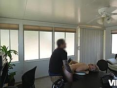 horny agent demands jeune client to fulfill dirty outdoor needs