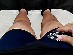 você flagrou sua esposa se masturbando com brinquedo por causa do pau pequeno mas ela mama gostoso e engole porra??