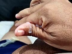 você flagrou sua esposa se masturbando com brinquedo por causa do pau pequeno mas ela mama gostoso e engole porra??