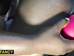 Lesbiennes voluptueuses se doigtent chattes juteuses en chambre chaude