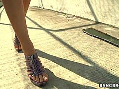 hey, check out this babe sucking toes like candy