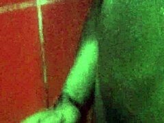 me hac�a una paja viendo foto de compa�era de colegio umm