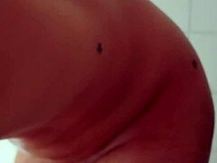 Човек с голям хуй бръсне дебелия си чудовищен хуй в банята