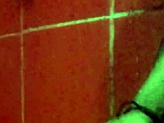 me hac�a una paja viendo foto de compa�era de colegio umm