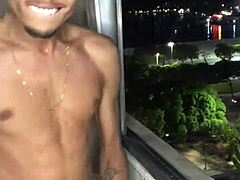 Safado Garoto Punheta na Janela do Predio