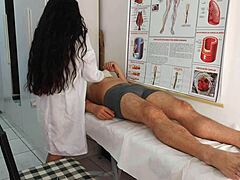 ENFERMEIRA SE EXCITA com EREÇÃO DO PACIENTE no hospital moanin