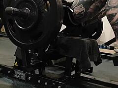 Gym milf's juicy booty begs for attention