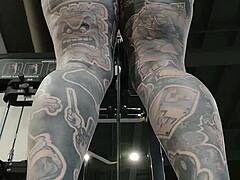 Gym milf's juicy booty begs for attention