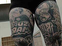 Gym milf's juicy booty begs for attention