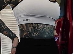 Gym milf's juicy booty begs for attention