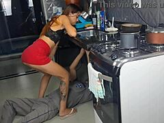 casada sem calcinha chama encanador pra foder ao ar livre