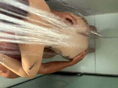 Rabuda ruiva SUCKS BIG COCK no chuveiro ends with CUMSHOT na cara