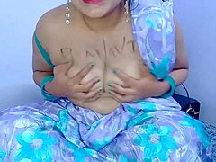 Auntie Sangeeta's dirty Hindi talk gets me so fucking hard 🔥😏