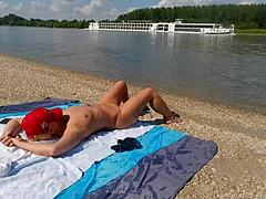 i flash my shaved pussy on danube