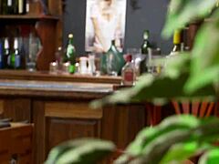 Milf w siateczce rozchyla dupę palcówką, głębokie gardło przed doggy waleniem