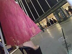 Suzie Q dances sexy feet for Andy Casanova