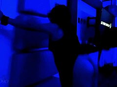 me castigaron por puta... cogi al vecino y me lleno de lechita