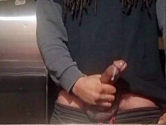 Chlapok vystrelí hustú smotanu po celej kuchynskej linke