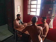 😂 qd o baralho vira putaria e vc fode dois musculosos tatuados de uma vez 🔥🍆