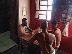 😂 qd o baralho vira putaria e vc fode dois musculosos tatuados de uma vez 🔥🍆