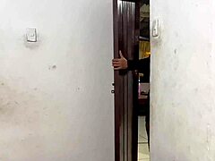Hermosa colegiala follada duro por su sexy culo