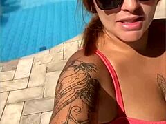 rousse chatte gonflée montre gros cul en live