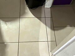 DOIS NOVINHO PAUZUDO COMENDO NO PELO A BRANQUINHA