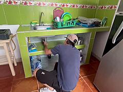 Plomero Tubes Latina Chica for Unpaid Service Español