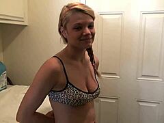 Neugierige brünette 18+ fingert Fotze, leckt Toys zum Orgasmus