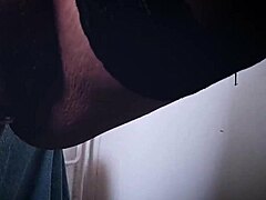 Napalona macocha nachylona nad umywalką bierze ostrego anala od pasierba z creampie i brudnym gadaniem