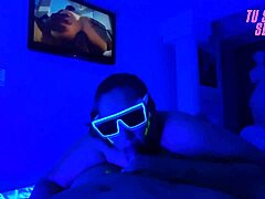 mamada garganta profunda en cuarto neon soy tu hijastra sumisa chupando gagging