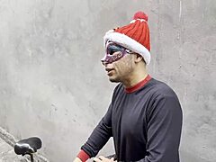 Biker pervers répare ma bécane puis me baise à cru à Noël