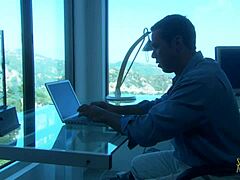 Lepa razposajena brinetka trdo pofukana na čolnu z izlivom na stopala