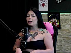 Tätowierte Brünette zeigt Riesen-Titten und kitzelt Kitzler im Spiel