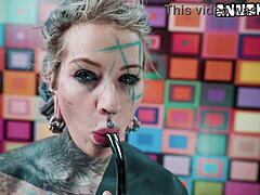 Deutsche Goth Teen 18+ teasert enge Arschspalte mit deep Steel Dildo Fick