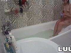 Voyeur Luuv Elika Ξυρίζει Πόδια Γυμνή Μπάνιο Reality Show!