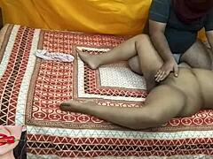 Indische Schönheit 18+ wird auf der Ranch grob creampied