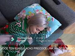 irmão pegando irmãs no natal