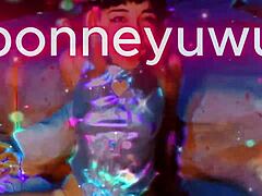 Bonneyuwu shows black skirt and yellow panties