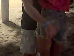 Casada safada conhece solteiro na praia provoca o macho