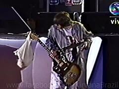 Kurt cobain cuspindo nas c�meras da rede globo ao vivo hollywood rock festival - 23 01 1993