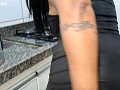 morena safada querendo pica na buceta na cozinha com creampie