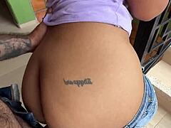 Sexo casual con mi hermanastra en la escalera y en casa de su abuela