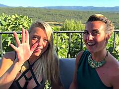 Pam et Ashley partagent cette queue