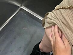 me folla a una vecina en el ascensor del edificio y por poco nos descubren