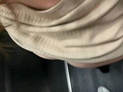 me folla a una vecina en el ascensor del edificio y por poco nos descubren