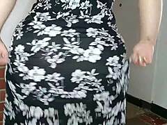 la puta de mi madrastra me muestra como mueve sus grandes nalgas