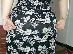 la puta de mi madrastra me muestra como mueve sus grandes nalgas