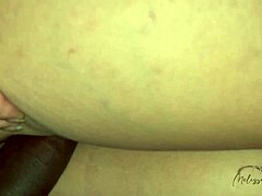 Sentando gostoso no pau do negão até ganhar leitinho
