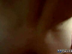 バスルームで生ハメする熱いツインクボーイ見たことある？